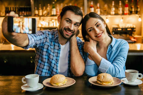 date in cafe